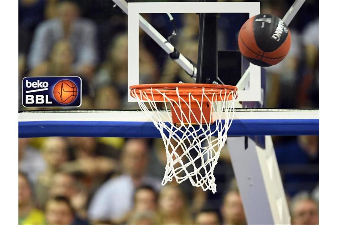 Ein Basketball fliegt in einen Korb. Foto: picture alliance / dpa/Symbolbild