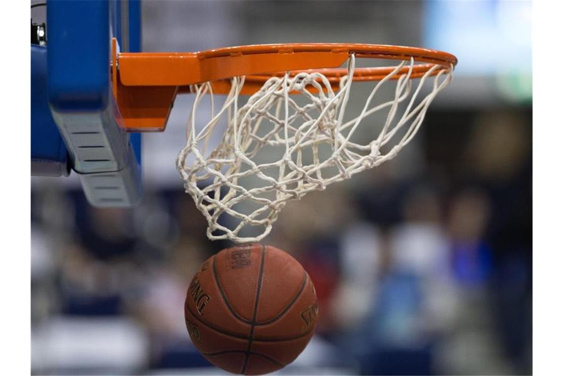 Ein Basketball geht in den Korb. Foto: Lukas Schulze/dpa/Symbolbild