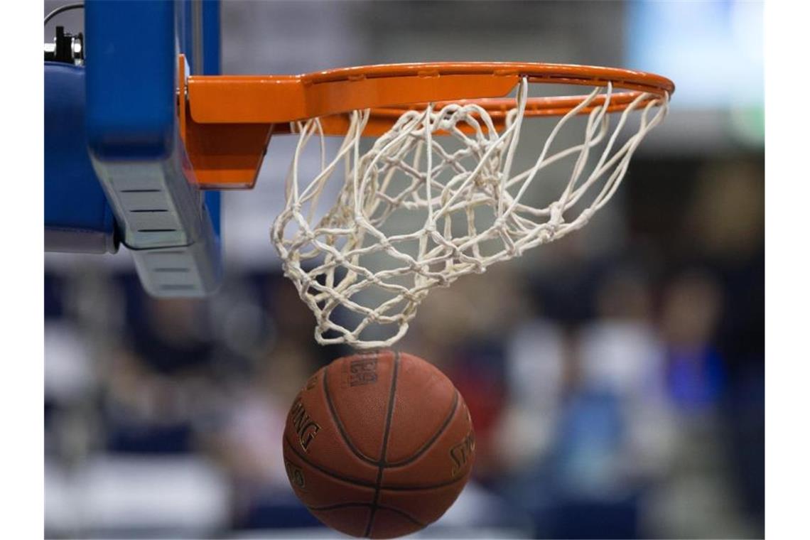 Ein Basketball geht in den Korb. Foto: Lukas Schulze/dpa/Symbolbild