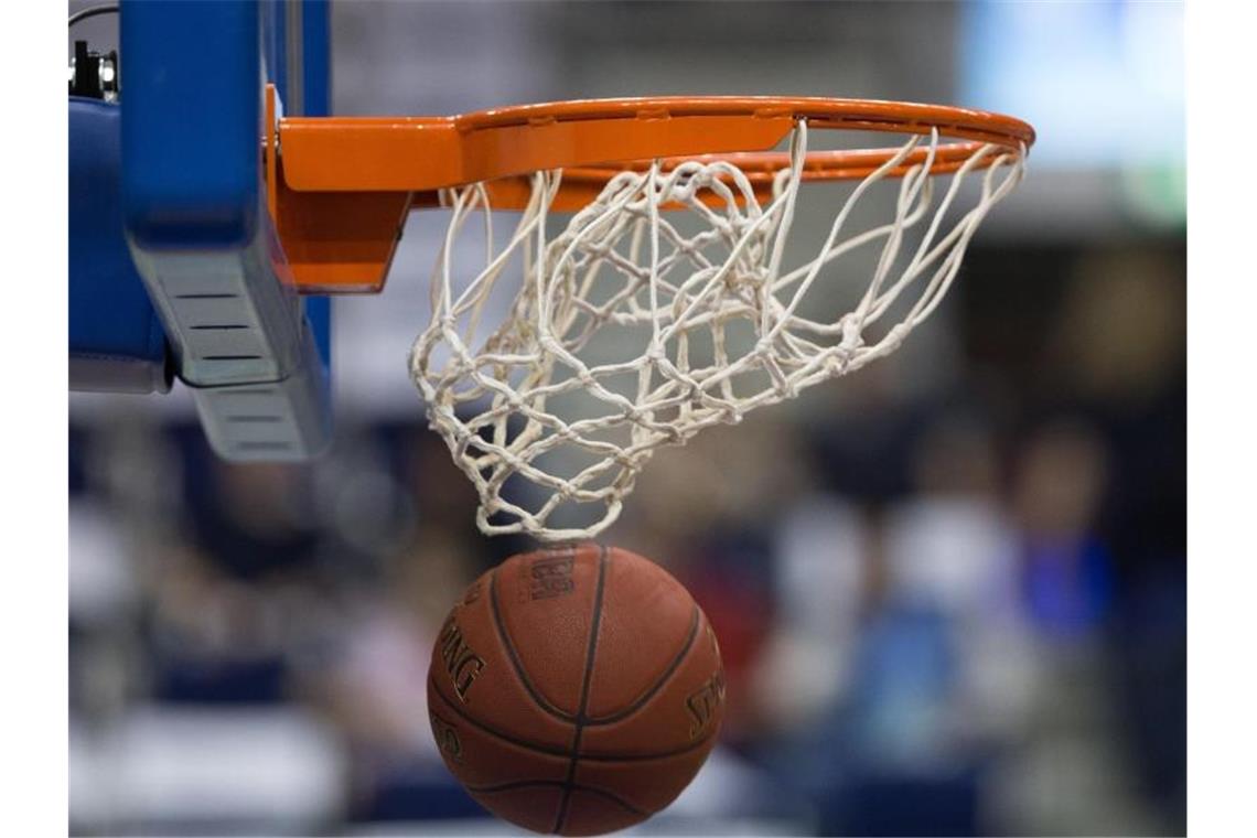 Ein Basketball geht in den Korb. Foto: Lukas Schulze/dpa/Symbolbild