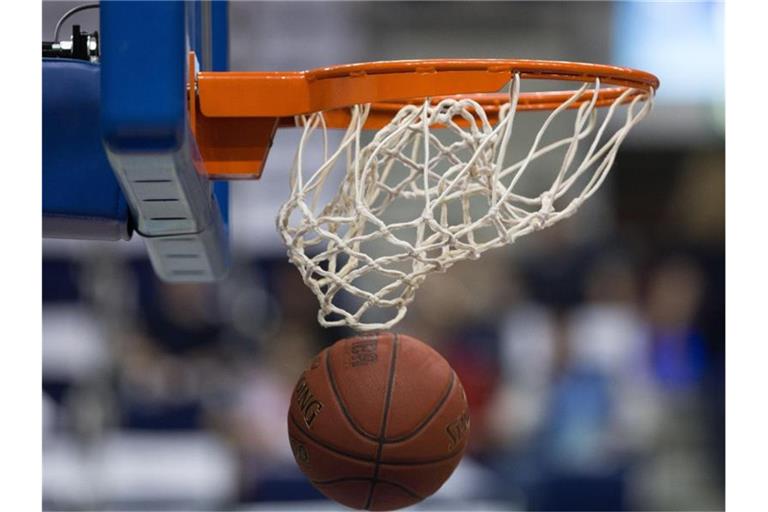 Ein Basketball geht in den Korb. Foto: Lukas Schulze/dpa/Symbolbild