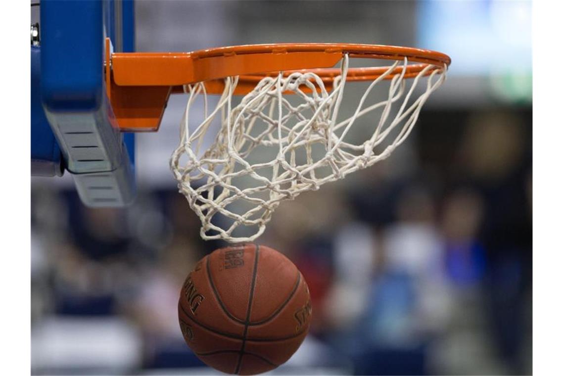 Trotz Rumpfteam: Alba Berlin erkämpft sich Sieg in Ulm Ein Basketball geht in den Korb. Foto: Lukas Schulze/dpa/Symbolbild