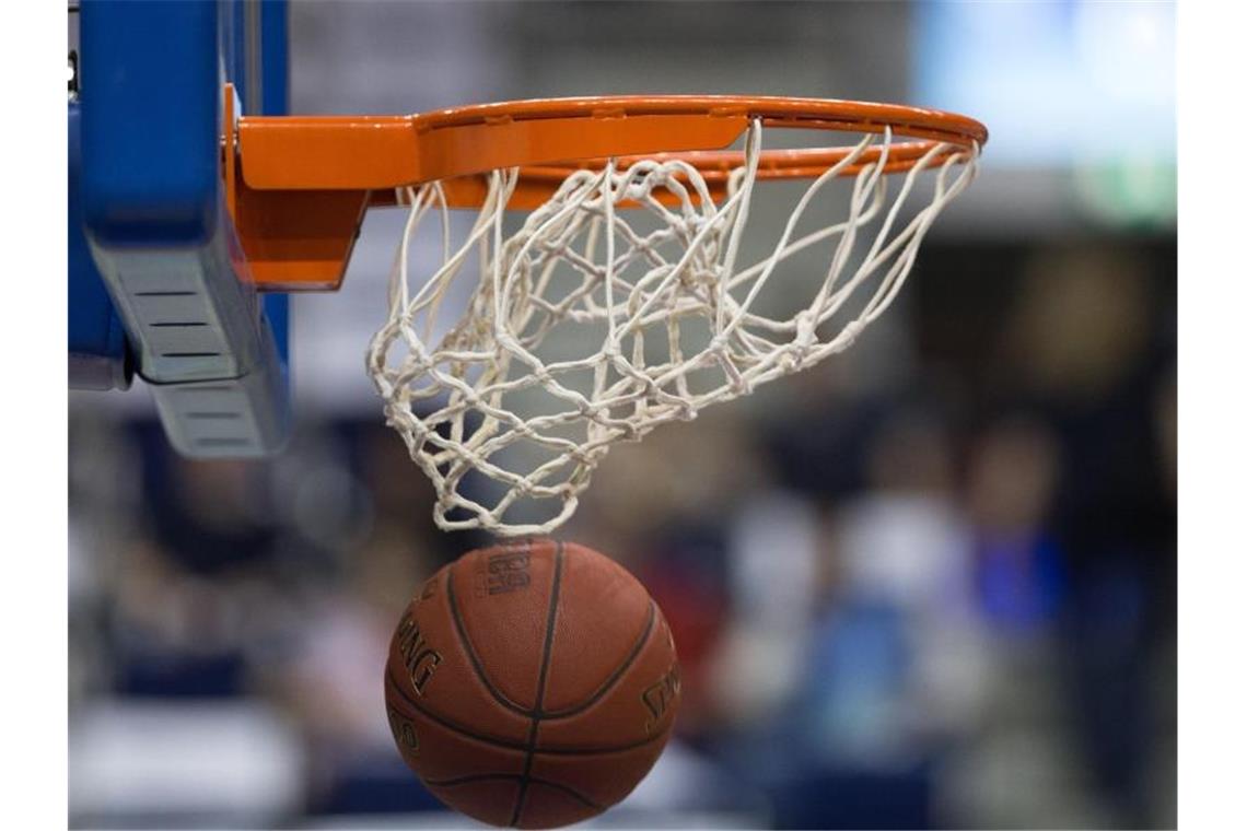 Ein Basketball geht in den Korb. Foto: Lukas Schulze/dpa/Symbolbild