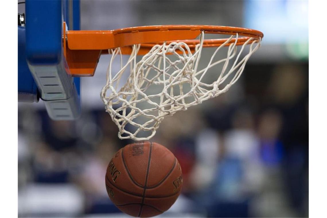 ratiopharm Ulm unterliegt Bologna zum Eurocup-Auftakt Ein Basketball geht in den Korb. Foto: Lukas Schulze/dpa