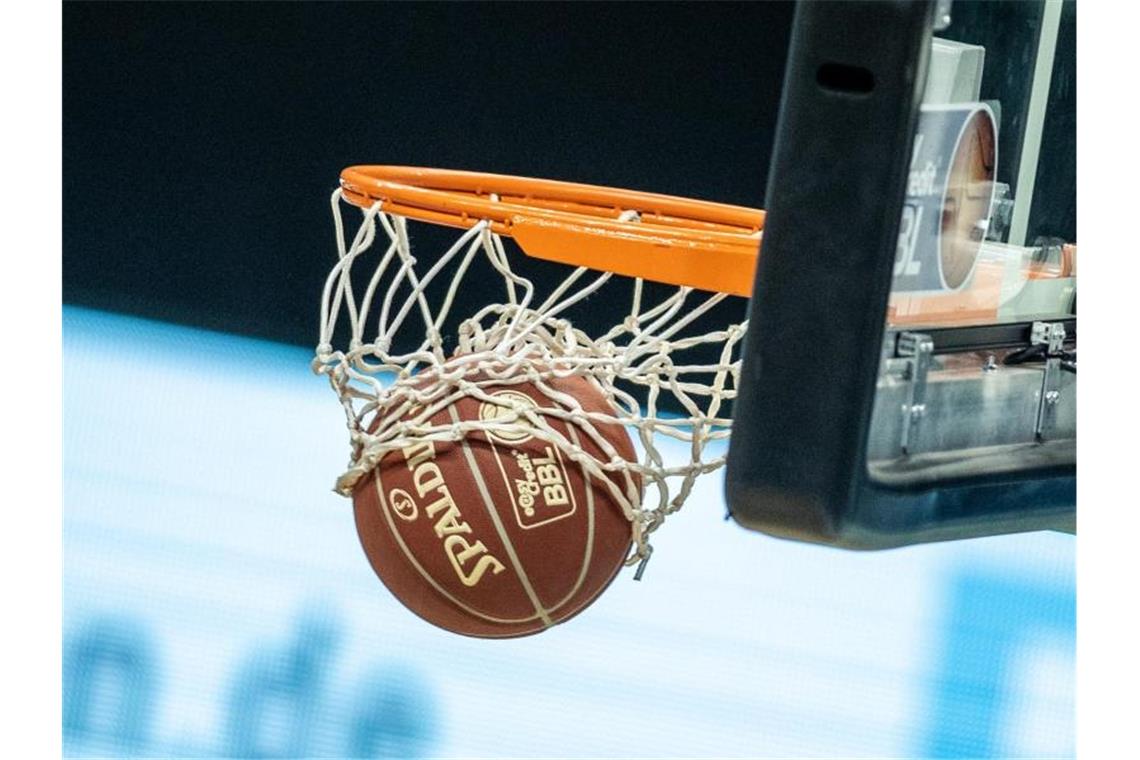Ein Basketball landet im Korb. Foto: Andreas Gora/dpa/Symbolbild