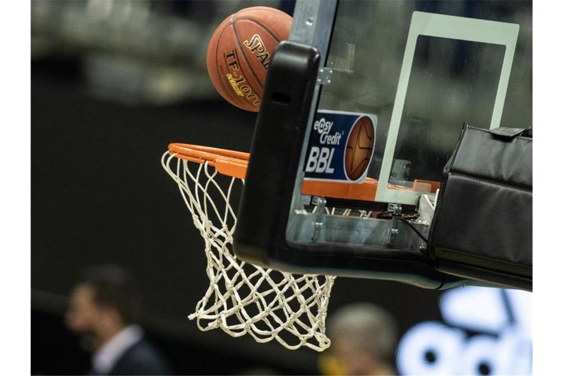 Ein Basketball landet in einem Korb. Foto: Andreas Gora/dpa/Symbolbild
