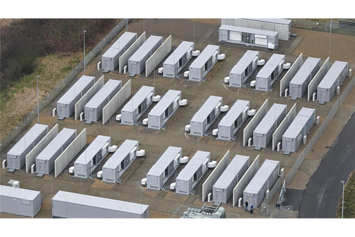 Energiefirmen planen Mega-Batteriepark Ein Batteriepark in der Lausitz. Ein im nordrhein-westfälischen Waltrop geplanter Batteriepark soll bis 2028 ebenfalls in Containerbauweise errichtet werden. (Symbolbild)