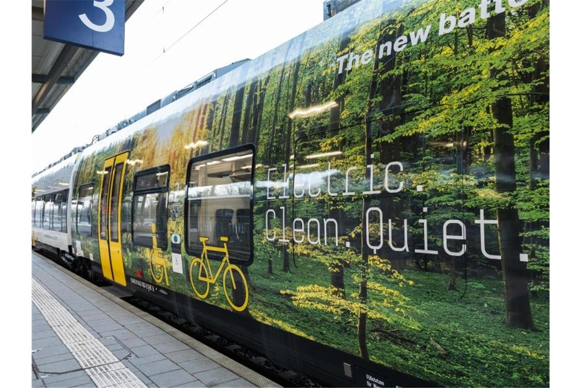 Ein Batteriezug der Deutschen Bahn und Alstom steht am Bahnhof. Foto: Silas Stein/dpa