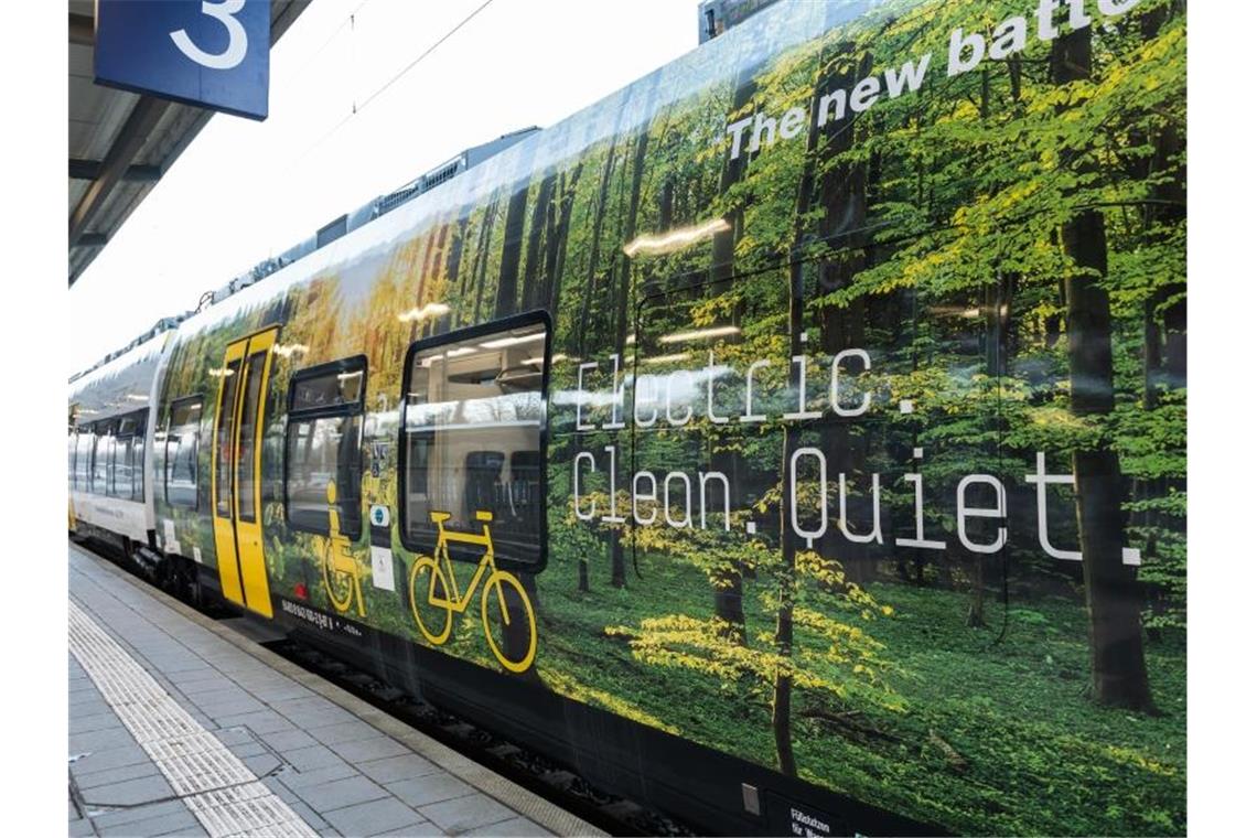Bahn lässt neuen Batteriezug mit Fahrgästen fahren Ein Batteriezug der Deutschen Bahn und Alstom steht am Bahnhof. Foto: Silas Stein/dpa