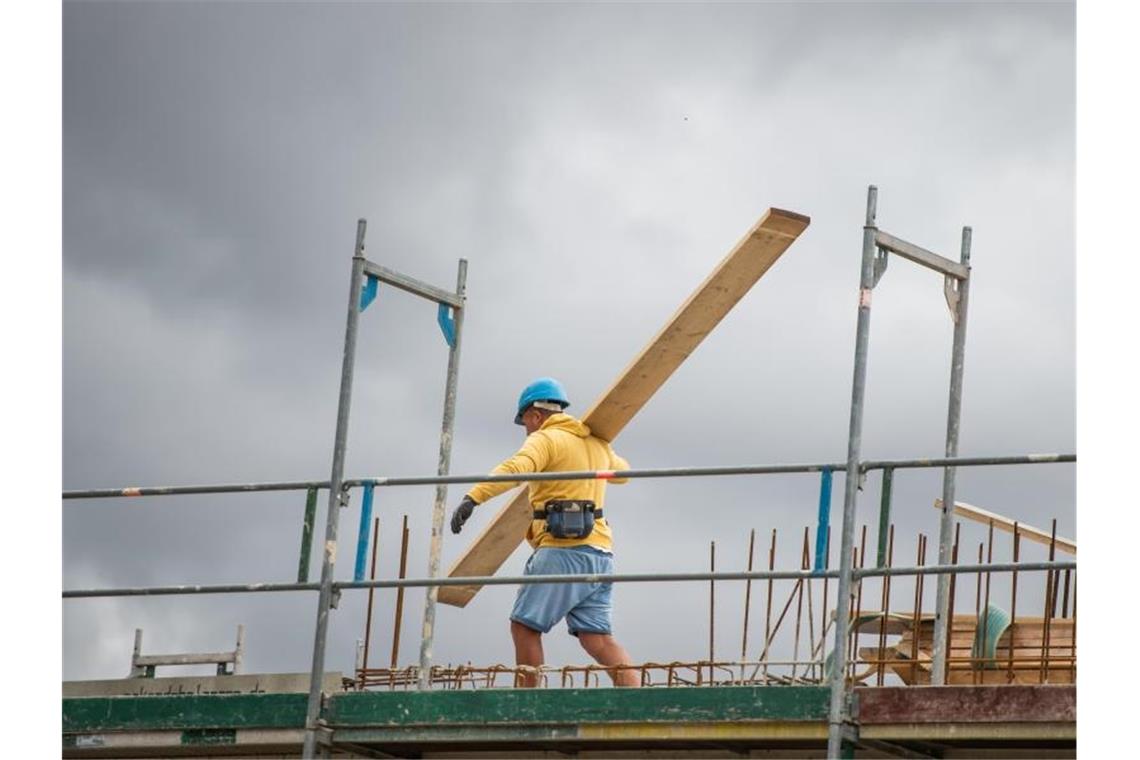Ein Bauarbeiter auf einer Baustelle in Niedersachsen. Im Gesamtjahr rechnet die Bundesregierung mit der schwersten Rezession der Nachkriegsgeschichte. Foto: Christophe Gateau/dpa