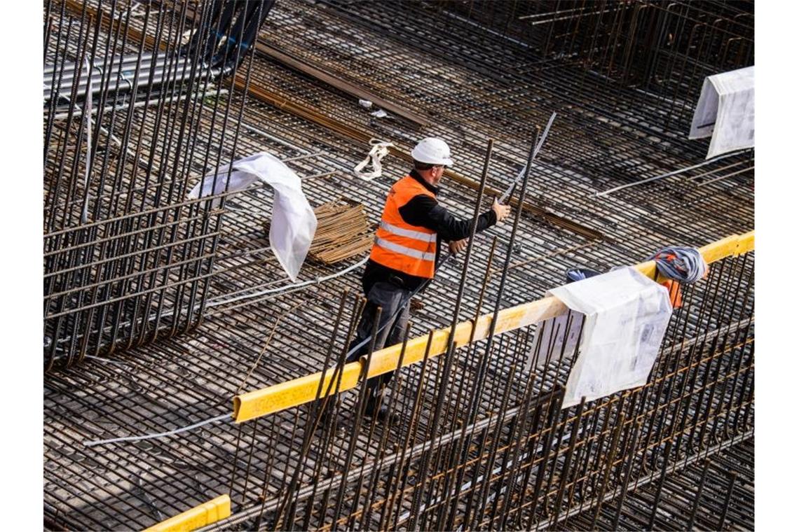 Personalmangel in Bauverwaltungen bremst Bauvorhaben Ein Bauarbeiter steht zwischen den Stahlarmierungen auf einer Baustelle. Foto: Andreas Arnold/dpa/Archivbild