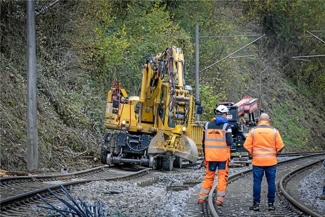 Entlang der S4 wird zwischen Backnang und Kirchberg gebohrt und gestopft Ein Baufeld befindet sich unweit des Bahnhofs Burgstall. Hier werden derzeit die Anker für die Hangsicherung gesetzt. Foto: Alexander Becher