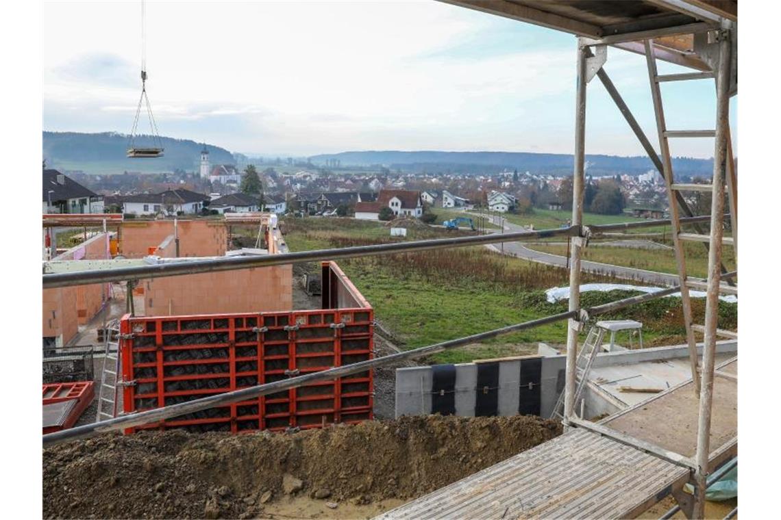 Bauplatzvergabe fordert Häuslebauer und Gemeinden Ein Baugebiet ist von einem Gerüst aus zu sehen. Foto: Thomas Warnack/dpa