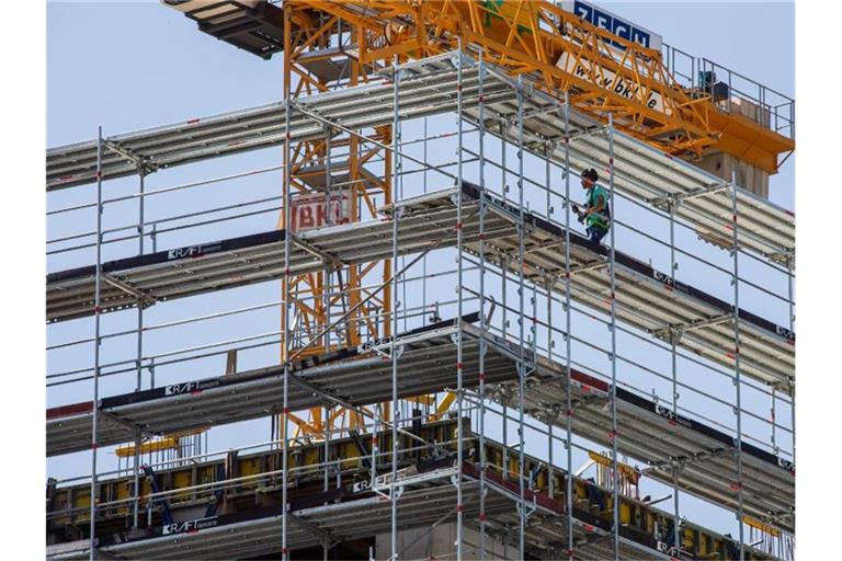 Ein Baugerüst in München. Foto: Peter Kneffel/dpa
