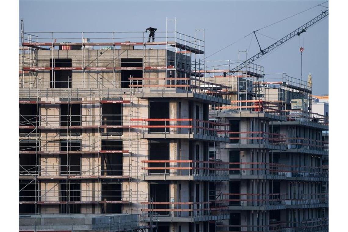 Gutachten: Berliner Mietendeckel nicht verfassungswidrig Ein Baugerüst steht an einem Rohbau für Neubau-Wohnungen in Berlin. Die Städte kommen mit dem Bau nicht hinterher. Foto: Bernd von Jutrczenka/dpa