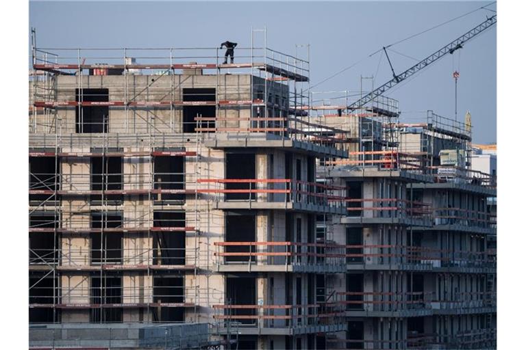 Ein Baugerüst steht an einem Rohbau für Neubau-Wohnungen in Berlin. Die Städte kommen mit dem Bau nicht hinterher. Foto: Bernd von Jutrczenka/dpa