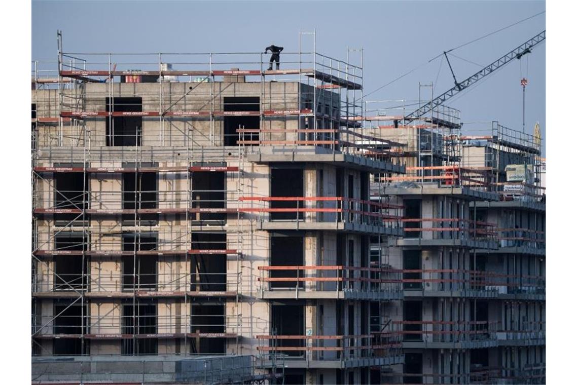 Ein Baugerüst steht an einem Rohbau von Neubau-Wohnungen in Berlin-Schöneberg. Der Wohnungsbau in Deutschland hat 2019 den höchsten Stand seit 2001 erreicht. Foto: Bernd von Jutrczenka/dpa