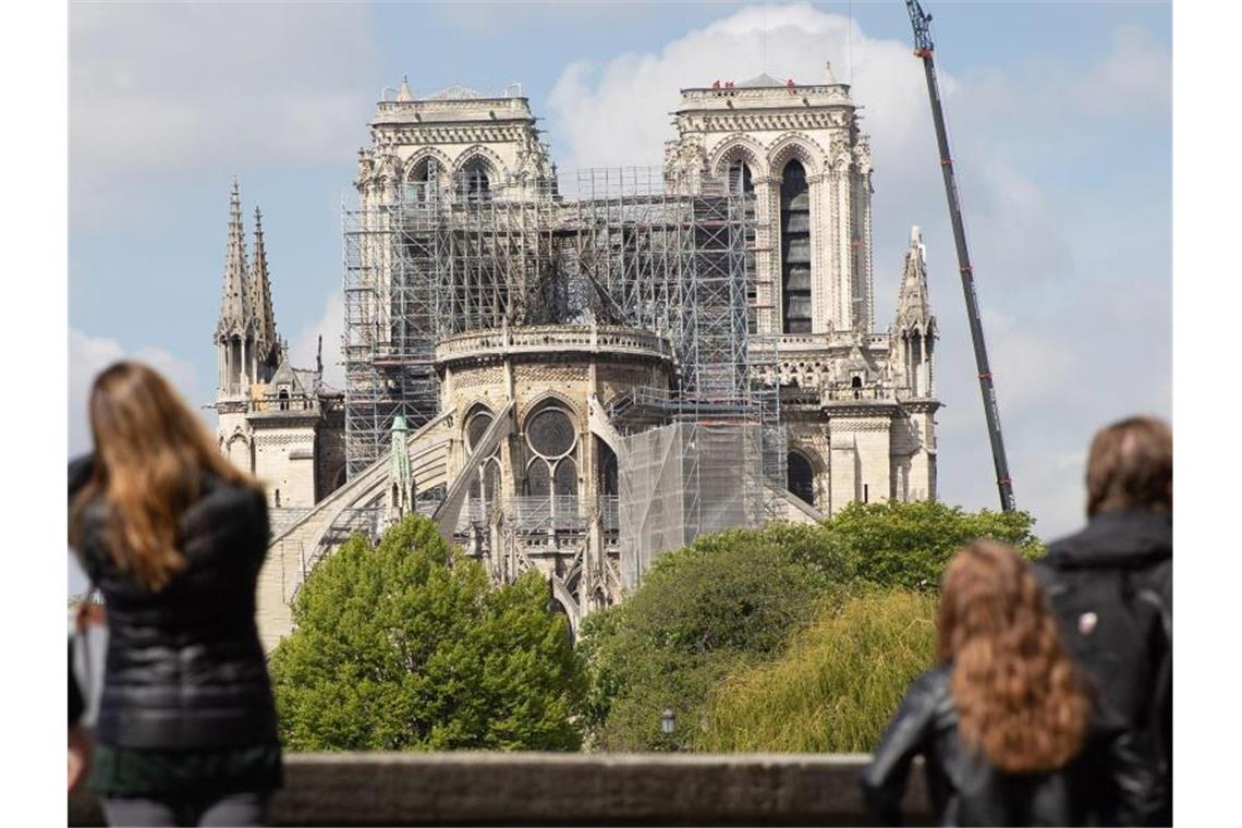 Ein Baukran steht neben der Pariser Kathedrale Notre-Dame. Das Feuer vom 15. April hat die Kathedrale stark zerstört. Foto: Marcel Kusch