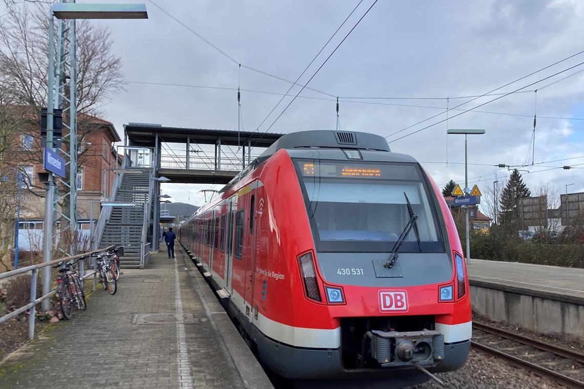 Baum stürzt auf Lastwagen Ein Baum in einer Oberleitung stoppte den S-Bahnverkehr von Vaihingen in Richtung Backnang in Winnenden. Foto. M. Maier