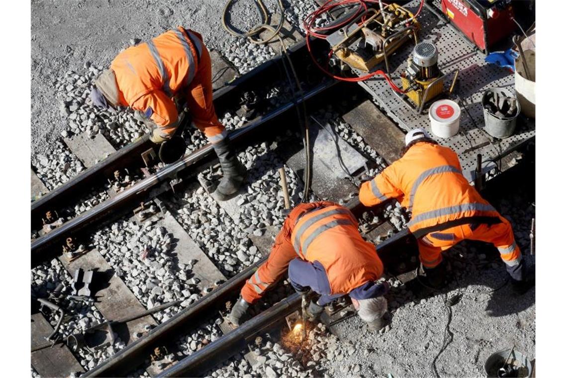 86 Milliarden Euro: Bund und Bahn klotzen bei Gleissanierung Ein Bautrupp der Bahn repariert das Gleisbett. Foto: Roland Weihrauch