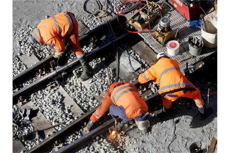 Ein Bautrupp der Bahn repariert ein Gleisbett. Foto: Roland Weihrauch/Archivbild