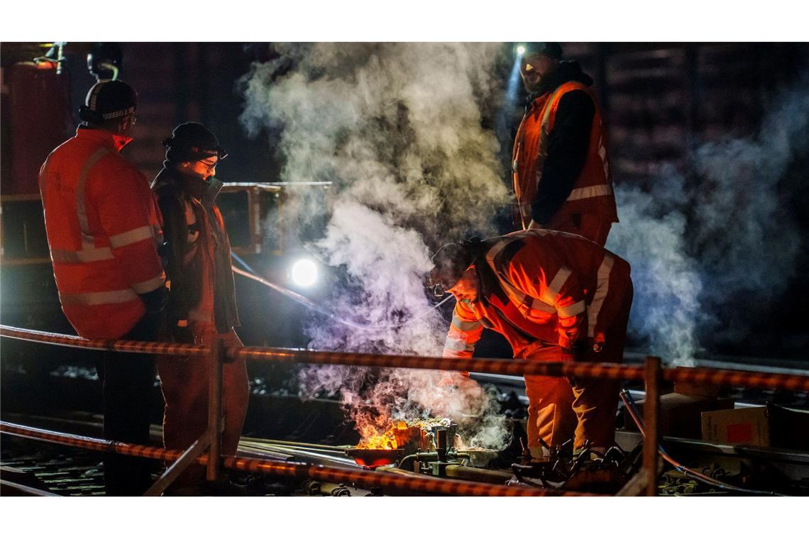 Ein Bautrupp ist im Bereich einer Weichenstörung in Frankfurt am Main im Einsatz.