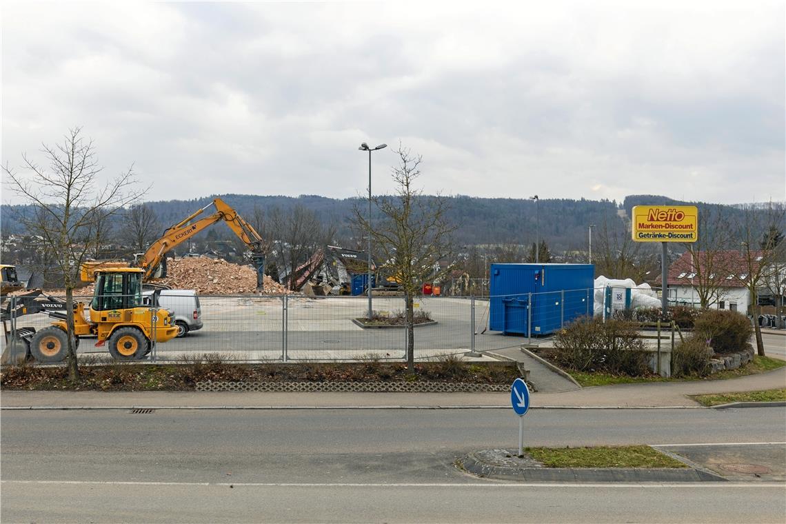 Neueröffnung für Ende Oktober avisiert Ein Bauzaun mit schwerem Gerät dahinter umringt derzeit das Gelände des Discounters in Allmersbach im Tal. Foto: A. Becher