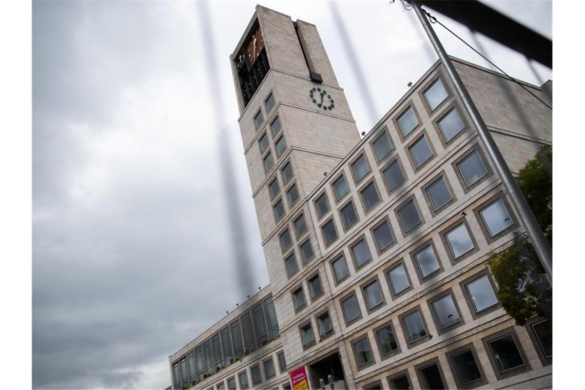 Kopf-an-Kopf-Rennen: Stuttgart wählt die Rathausspitze Ein Bauzaun steht vor dem Rathaus in Stuttgart. Foto: Tom Weller/dpa/Archivbild