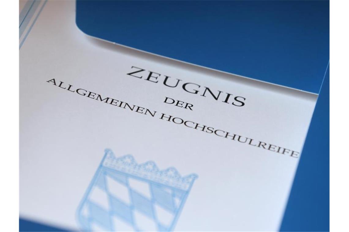 Süd-Bundesländer steigen aus Nationalem Bildungsrat aus Ein bayerisches Zeugnis der Allgemeinen Hochschulreife (Abiturzeugnis) aus dem Jahr 2015 liegt auf einem Tisch. Foto: Karl-Josef Hildenbrand/dpa