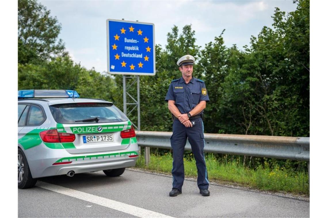 Ein Beamter der bayerischen Grenzpolizei steht am Grenzübergang Kirchdorf an der deutschen Staatsgrenze. Foto: Lino Mirgeler/dpa