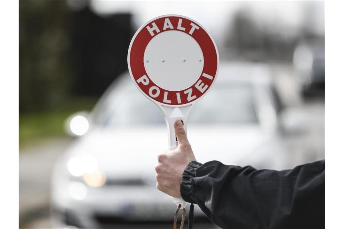 Ein Beamter der Bundespolizei am Grenzübergang in Breisach zum Elsass. Foto: Patrick Seeger/dpa