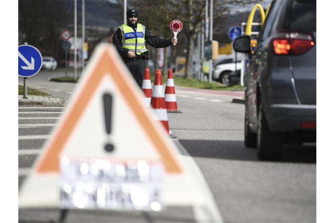 Ein Beamter der Bundespolizei kontrolliert am Grenzübergang in Breisach zum Elsass den Verkehr. Foto: Patrick Seeger/dpa/Archiv