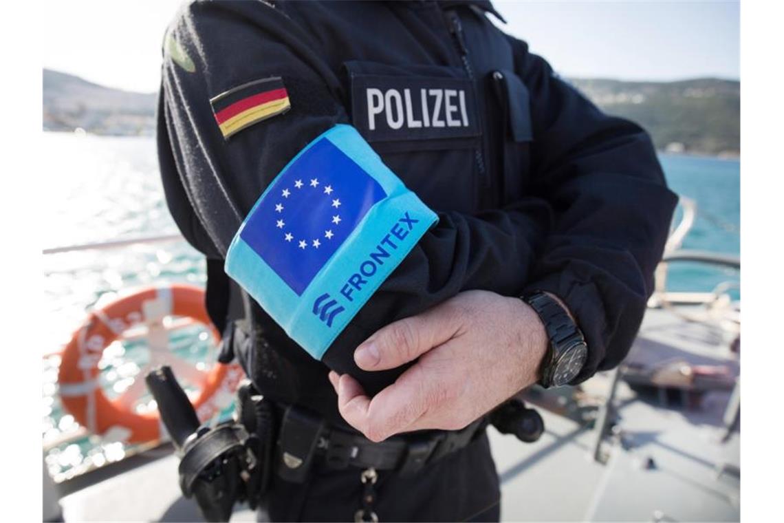 Ein Beamter der Bundespolizei See steht im Hafen der Insel Samos auf dem Vordeck des Streifenboots BP 62 „Uckermark“. Foto: Christian Charisius/dpa