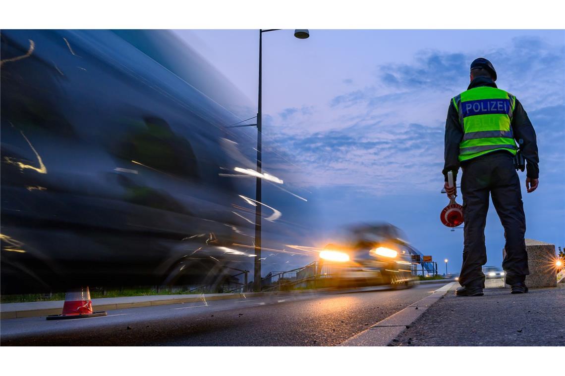 Bilder des Tages Ein Beamter der Bundespolizei überwacht am frühen Morgen die Einreise am deutsch-polnischen Grenzübergang Stadtbrücke. Die Bundesregierung hält trotz eines Gerichtsentscheids und deutlicher Kritik an ihrem verschärften Kurs in der Migrationspolitik fest.