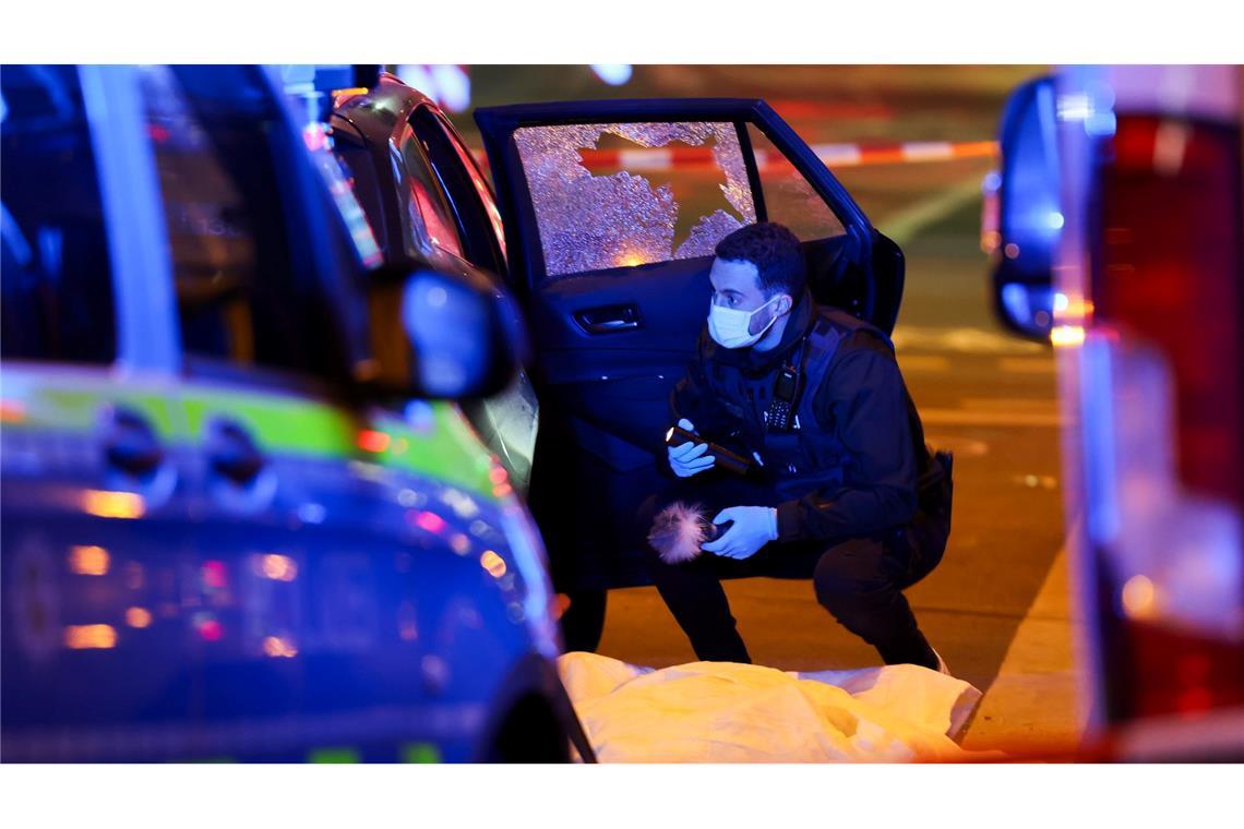 Mann in Düsseldorfer Innenstadt erschossen Ein Beamter der Polizei untersucht den Tatort.