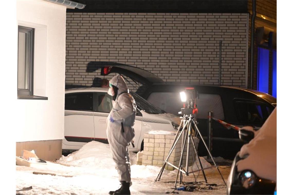 Bluttat mit fünf Toten: Vater tötet Familie und sich selbst Ein Beamter der Spurensicherung sichert nach einem Brand in Radevormwald Spuren. Foto: Markus Klümper/dpa