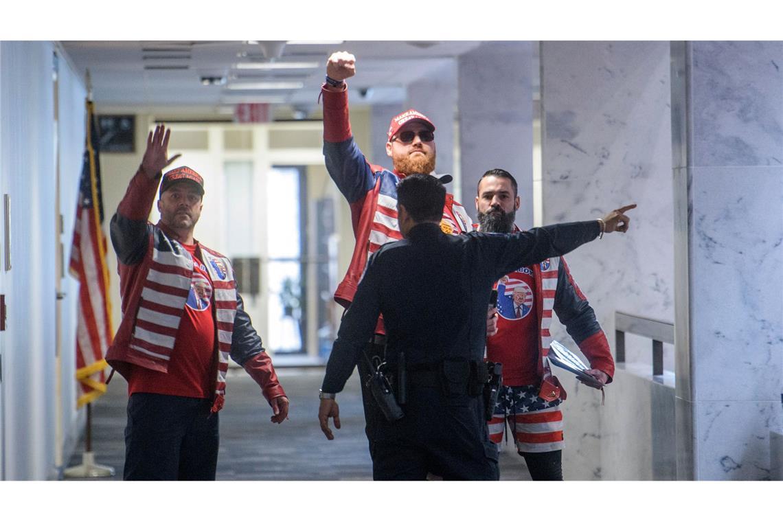 Ein Beamter der US-Kapitolpolizei hindert Anhänger von US-Präsident Trump sich dem Kapitol zu nähern.