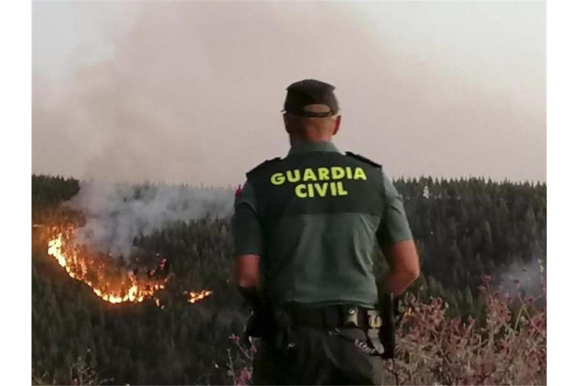 Ein Beamter nimmt den Brand in Augenschein. Foto: Guardia Civil/AP