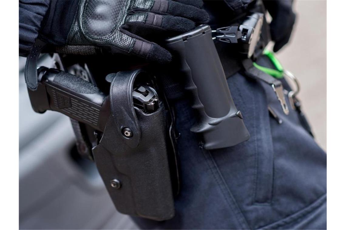 Mann bei Polizeieinsatz in Freudenstadt tödlich verletzt Ein Beamter trägt die Dienstwaffe am Gürtel. Foto: Hauke-Christian Dittrich/dpa/Symbolbild
