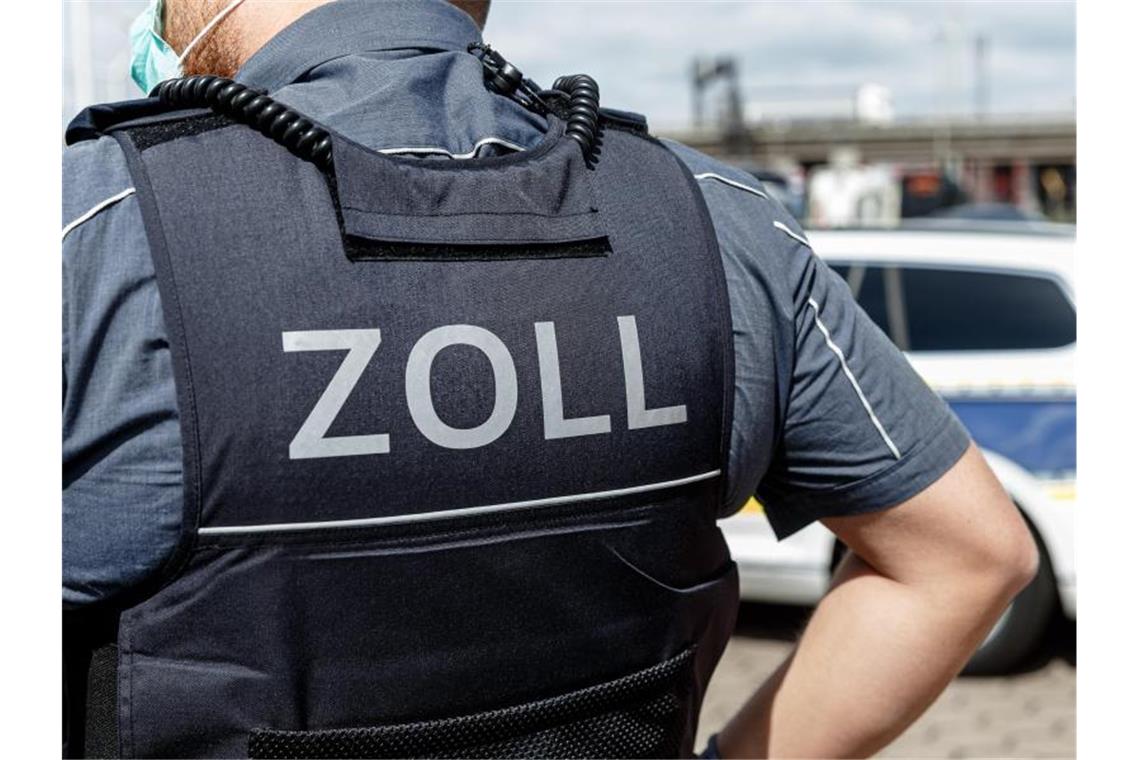 Zoll findet elf Kilo Drogen in Kofferraum Ein Beamter trägt während seines Dienstes eine Schutzweste mit der Rückenaufschrift "Zoll". Foto: Markus Scholz/dpa/Symbolbild