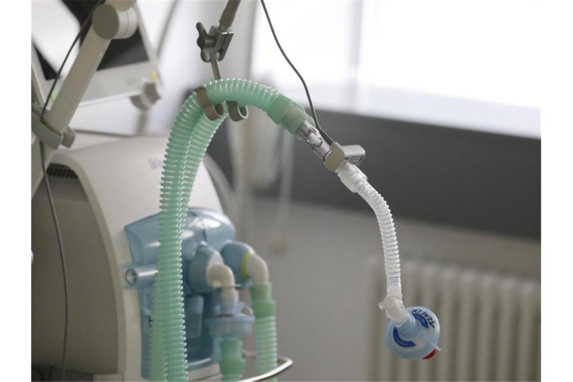 Ein Beatmungsgerät hängt an einem Krankenbett. Foto: Bodo Schackow/dpa-zentralbild/dpa/Archivbild
