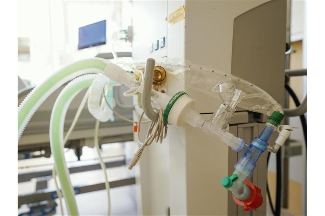 Ein Beatmungsgerät steht vor einem Bett in einem Patientenzimmer. Foto: Uwe Anspach/dpa/Archivbild