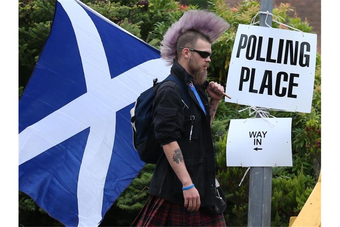 Ein Befürworter der schottischen Unabhängigkeit mit einer schottischen Fahne. Foto: Andrew Milligan/Archiv