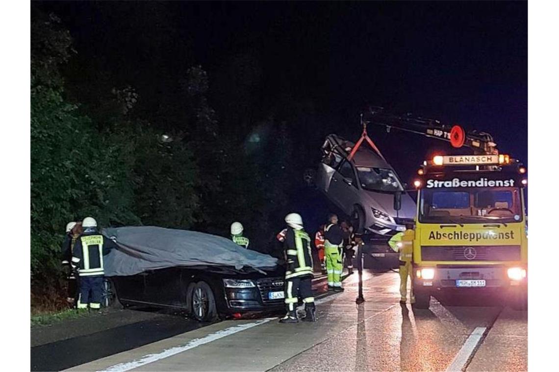 Ein Begleitfahrzeug von Kretschmann steht nach einem Unfall am Straßenrand. Foto: Franziska Hessenauer/Einsatz-Report24/dpa