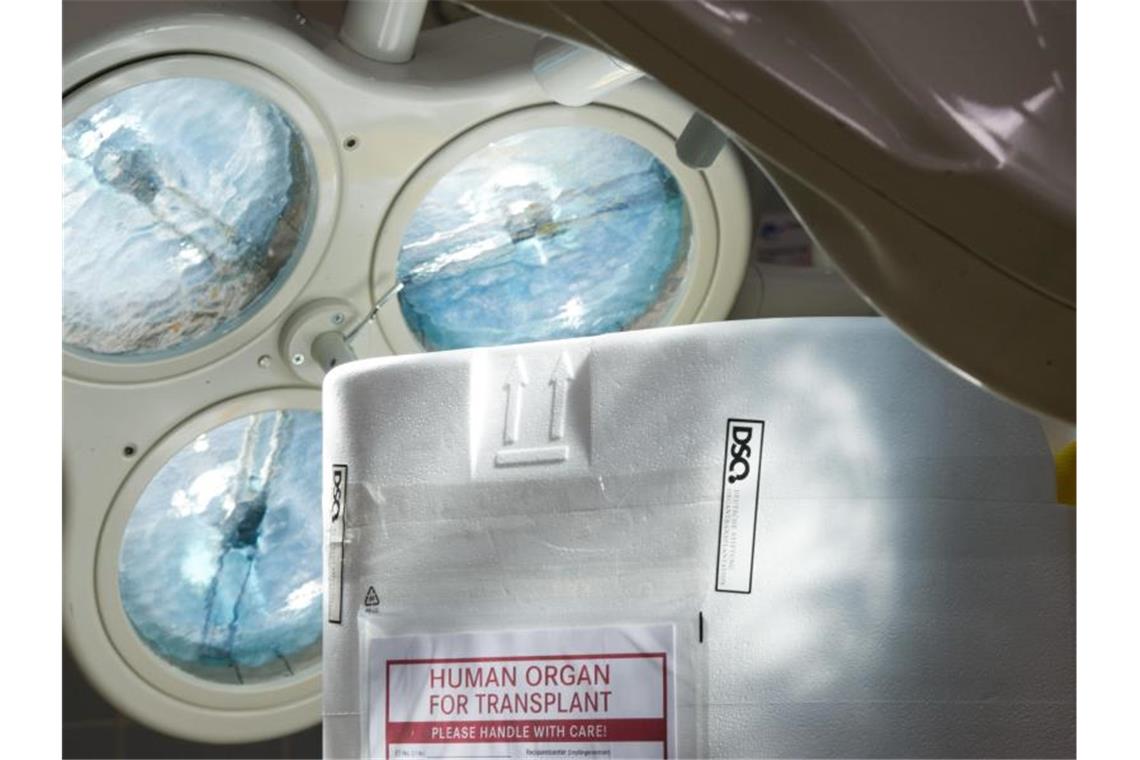 Ein Behälter zum Transport von zur Transplantation vorgesehenen Organen steht im Operationssaal eines Krankenhauses. Foto: Soeren Stache/dpa