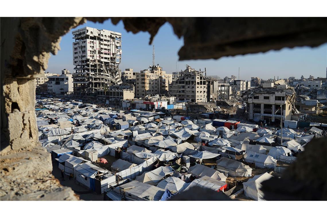 Bilder des Tages Ein behelfsmäßiges Zeltlager für vertriebene Palästinenser in Gaza-Stadt zwischen schwer beschädigten und völlig zerstörten Gebäuden.