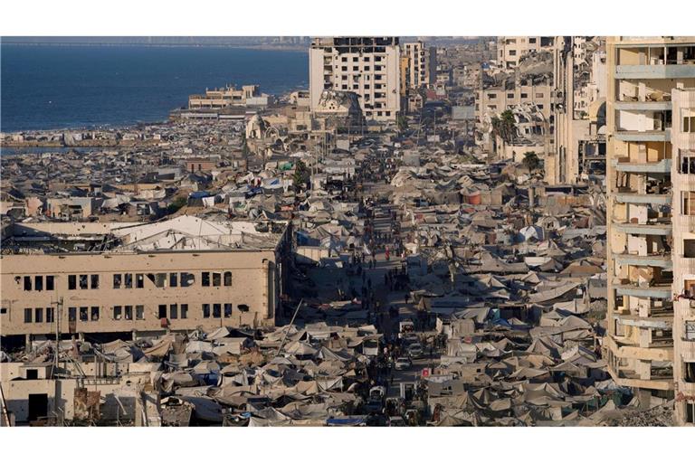 Ein behelfsmäßiges Zeltlager für vertriebene Palästinenser erstreckt sich über ein Gebiet in der Nähe des Hafens von Gaza Stadt.
