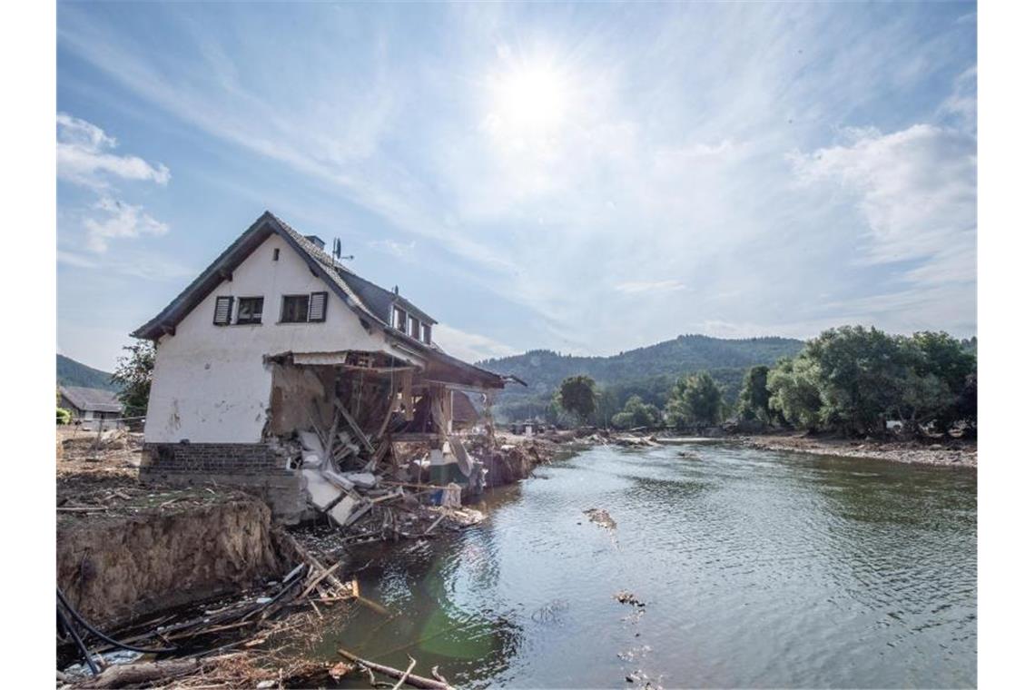 Ein bei der Hochwasserkatastrophe zerstörtes Haus am Ufer der Ahr. Foto: Boris Roessler/dpa