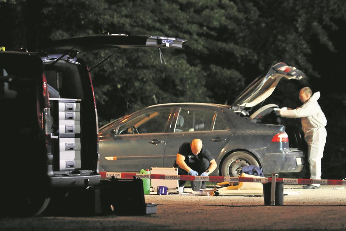 Polizei durchsucht abgestellten Pkw Ein bei der Mechatronik-Arena abgestelltes Fahrzeug wird durchsucht. 7aktuell/Kevin Lermer
