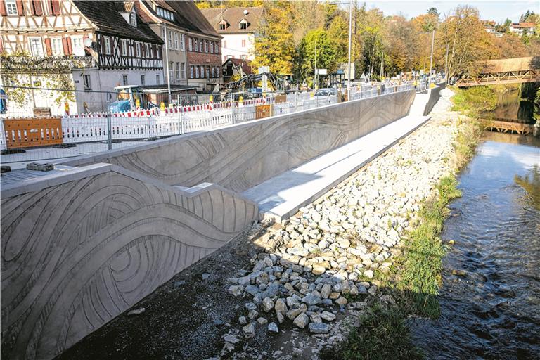 Ein Beispiel von vielen, das bereits realisiert worden ist: Das Tiefufer entlang der Talstraße. In diesem Bereich soll die Murr dank höherer Mauern ihr Bett nicht mehr verlassen können. Fotos: A. Becher